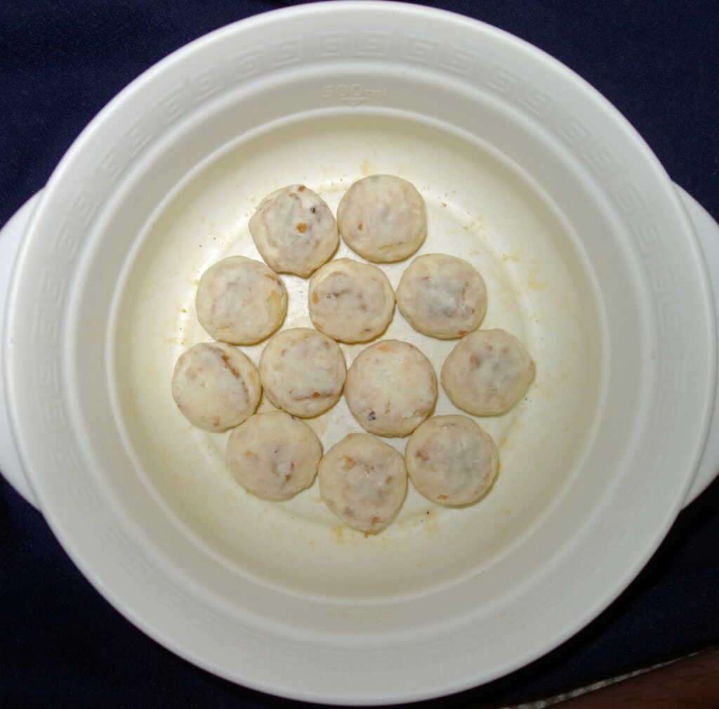 白い器に入った12個のブールドネージュ