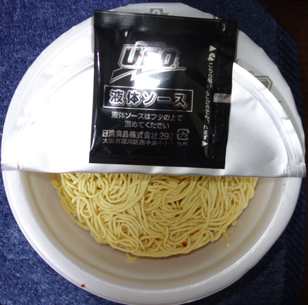 UFO焼きそばの麺と液体ソース