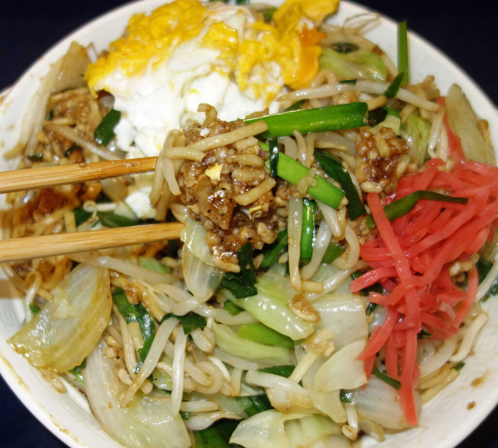 目玉焼きと紅しょうががのった焼きそば