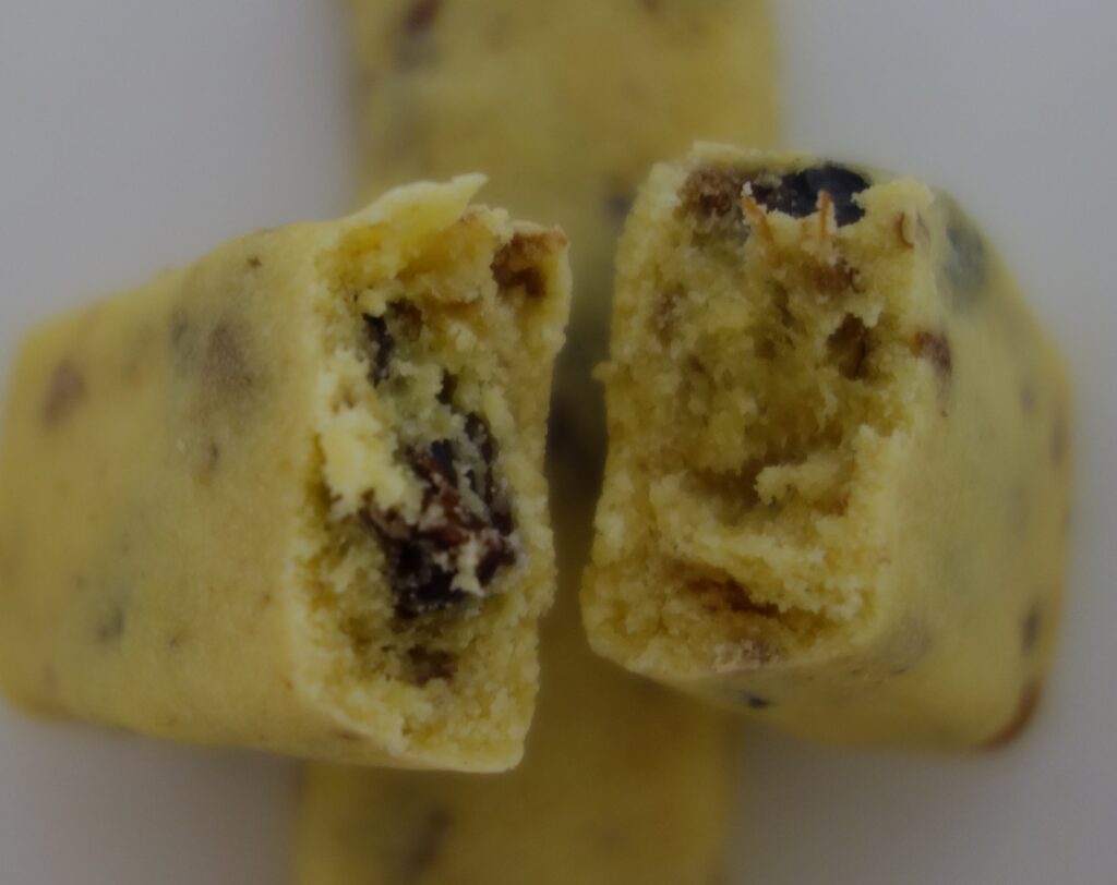 レーズン入りスティックケーキの断面(バランスパワー果実タップリ)