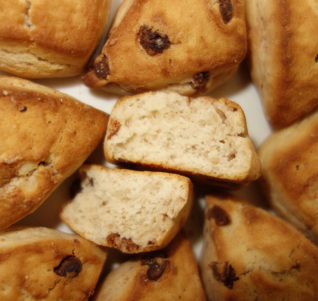 チョコチップが入った手作りスコーン