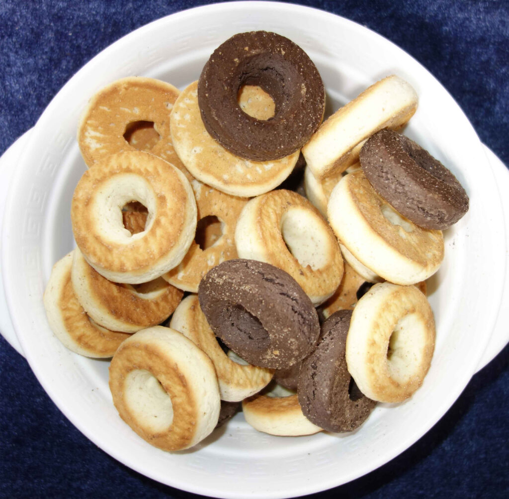 白い器に入ったプレーン味とチョコレート味の焼きドーナツ