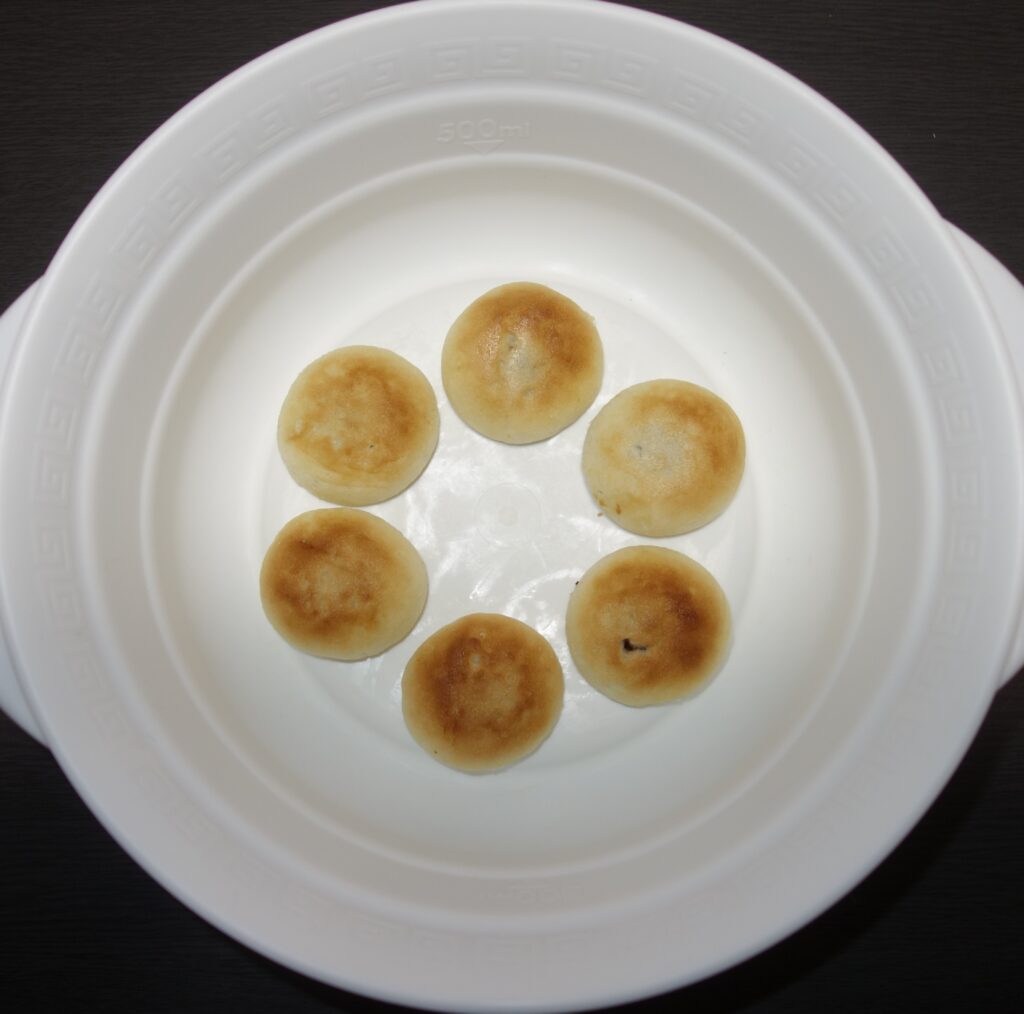 白い器に入った6個のチョコパン