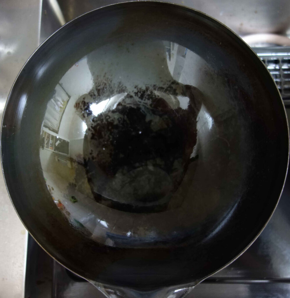 油が馴染んだ中華鍋