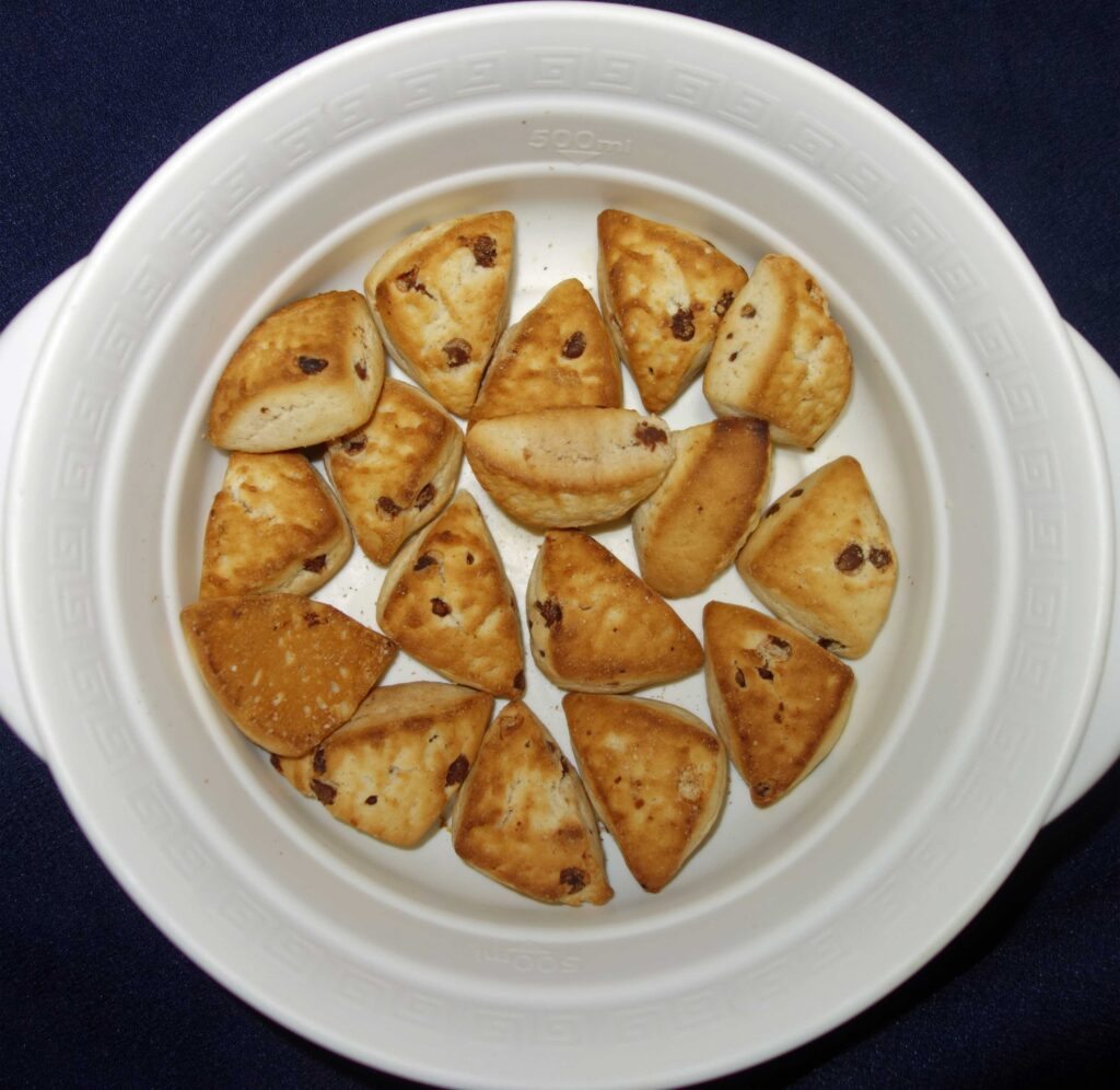 直径20cmの容器に入ったチョコチップスコーン