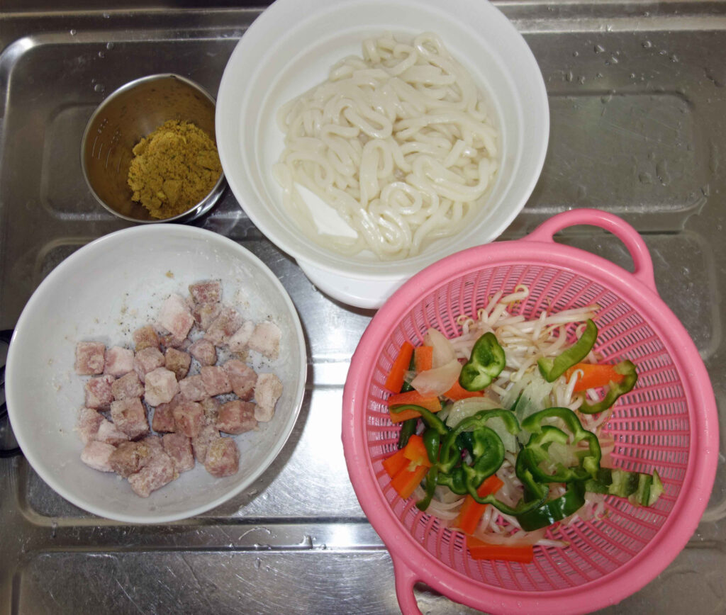 調理前のうどん、豚肉、野菜、調味料