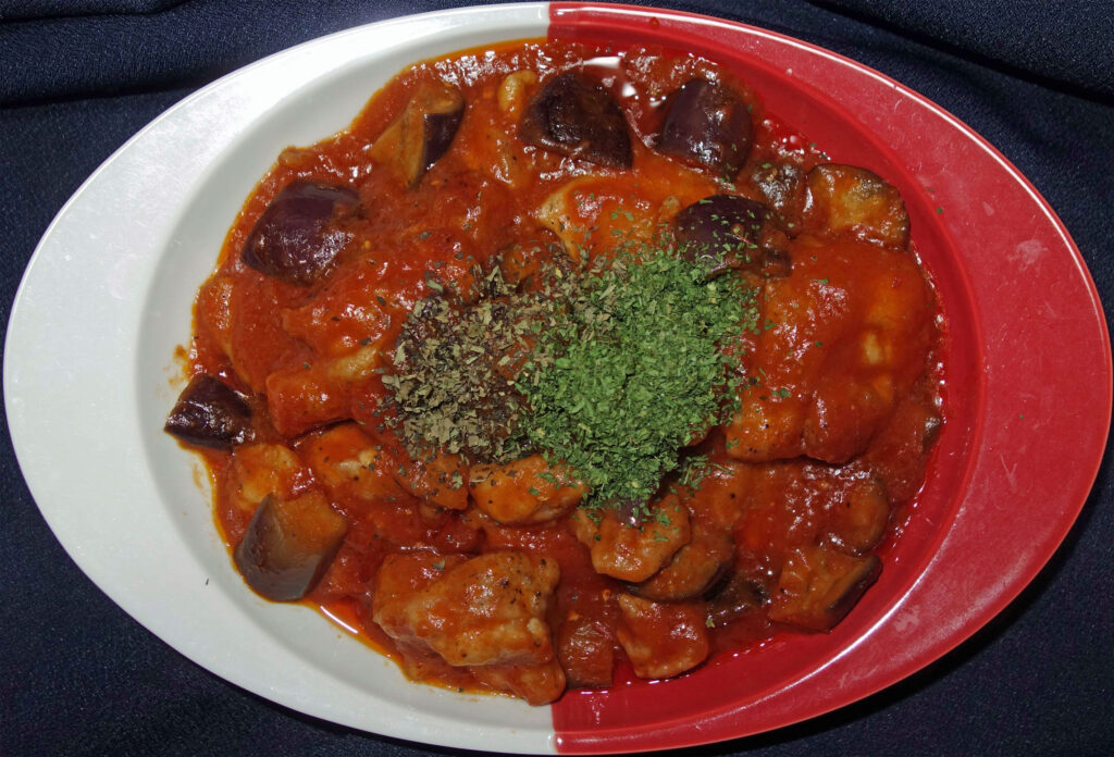 鶏肉となすとトマトソース煮込みの皿