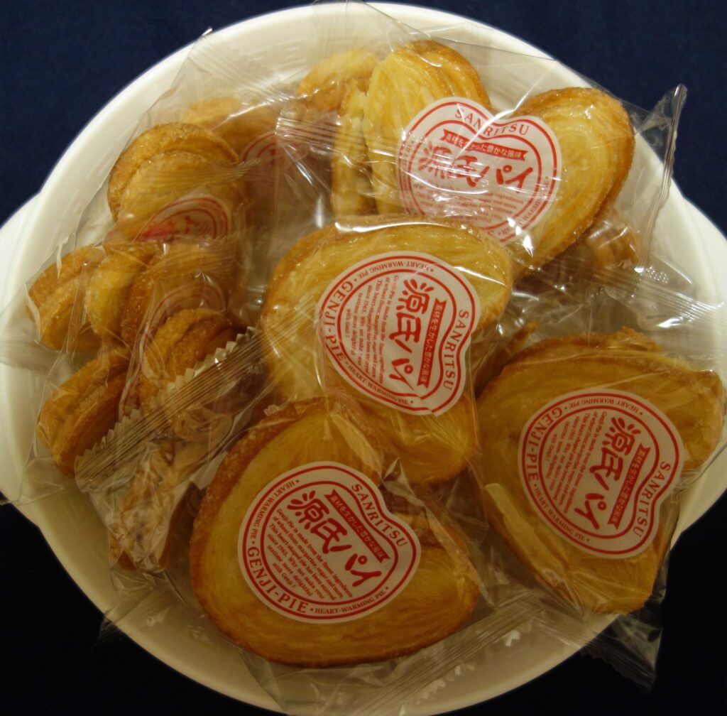 白いお皿に入った個包装の源氏パイ