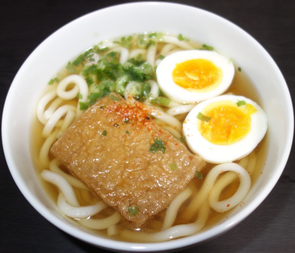 油揚げと半熟卵がのったうどん