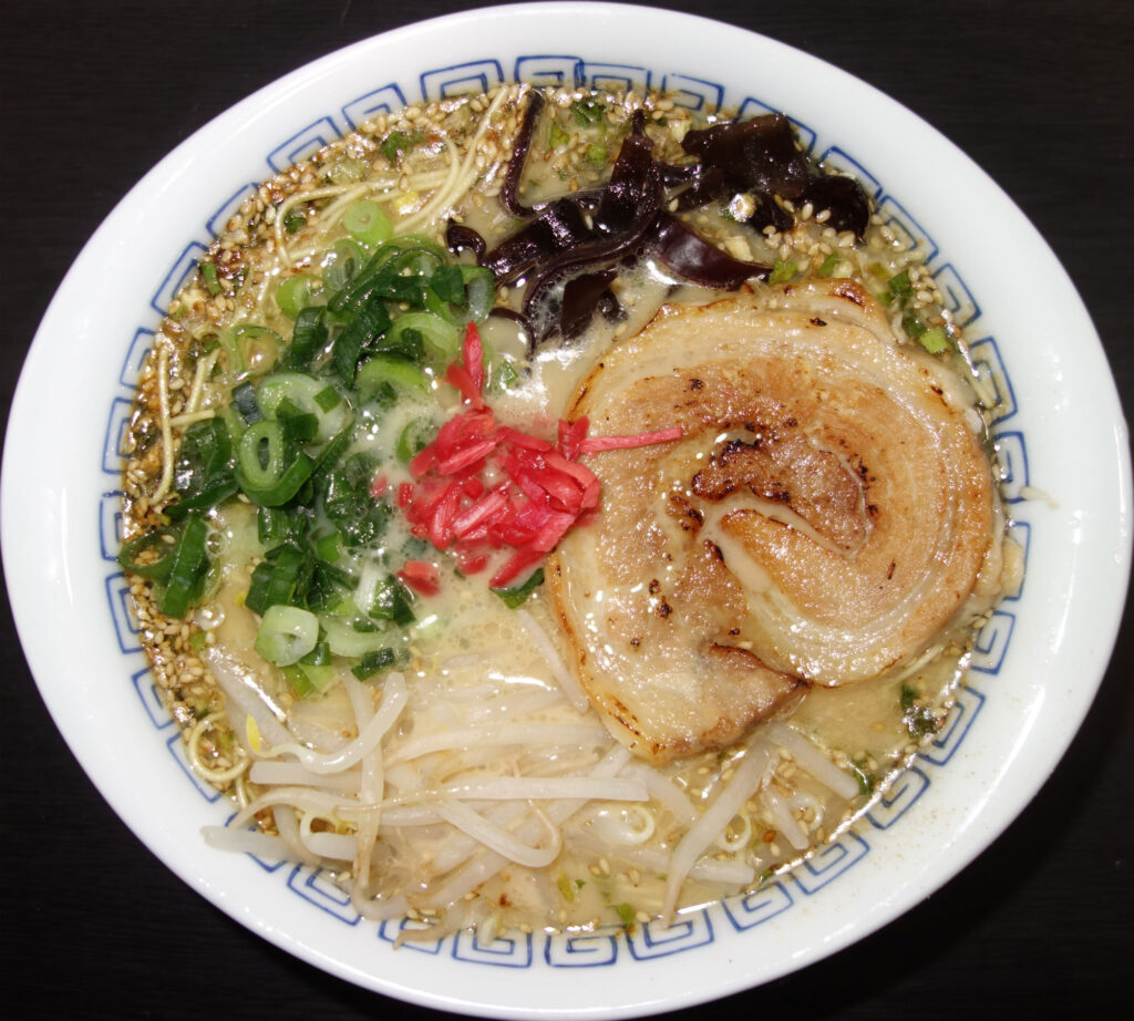 豚バラチャーシューとネギがのったラーメン
