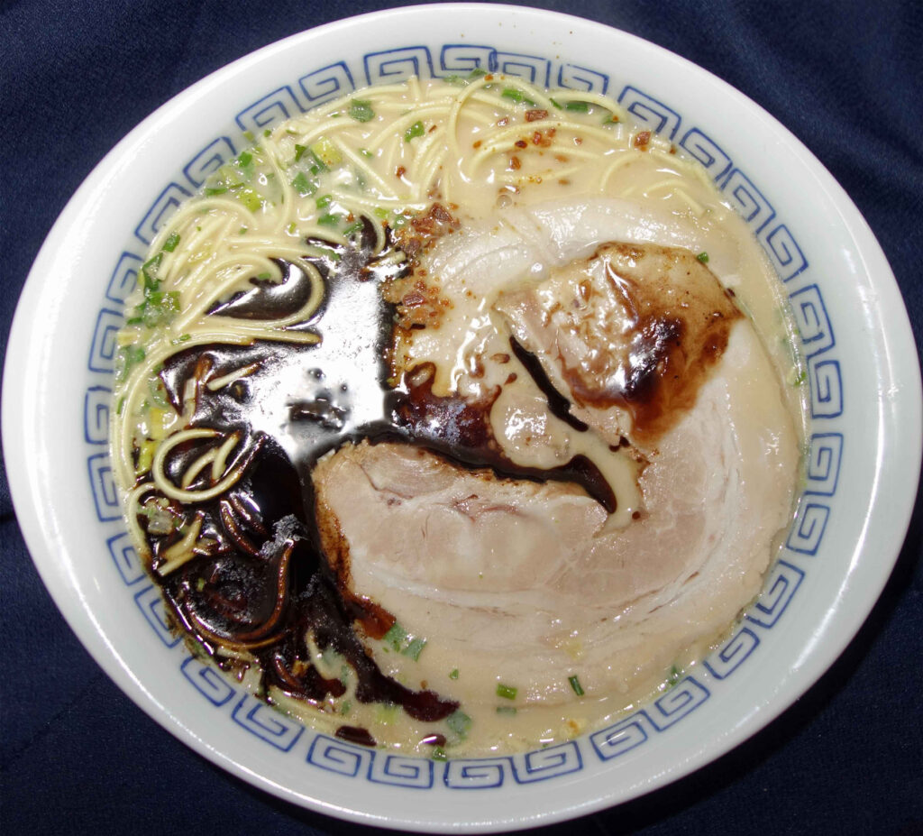 豚の角煮が乗った熊本ラーメン