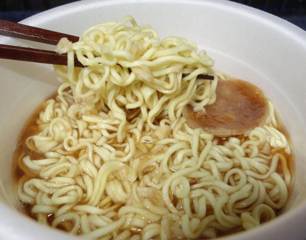 箸で持ち上げられた八王子ラーメン