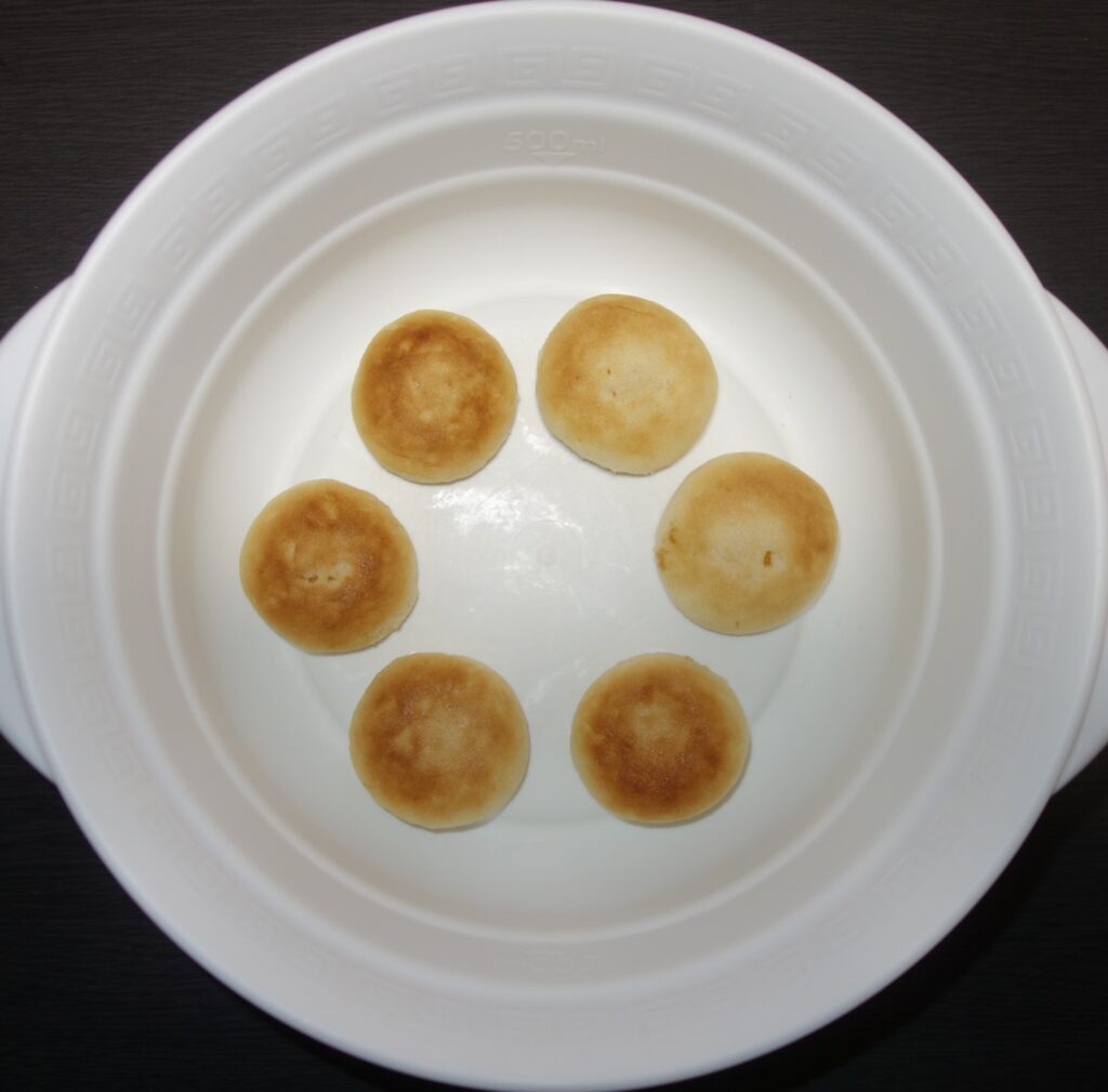 白い器に入ったクリームパン6個