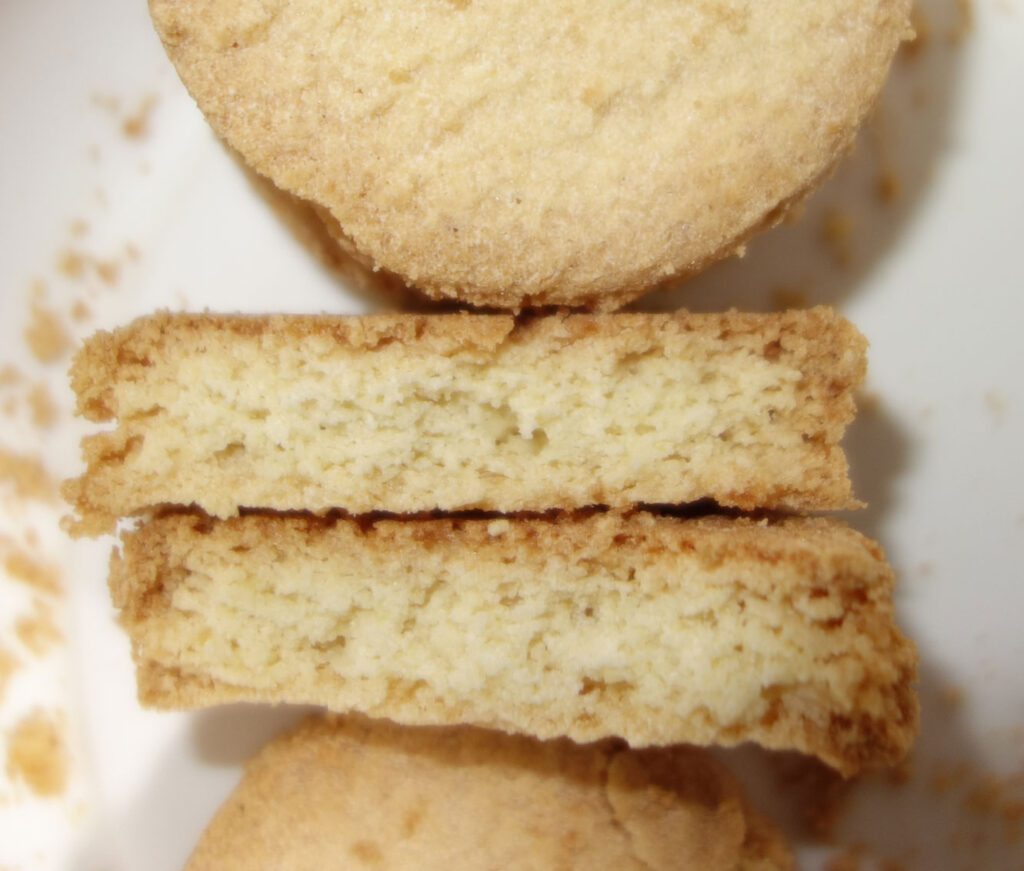 割れた丸いクッキー