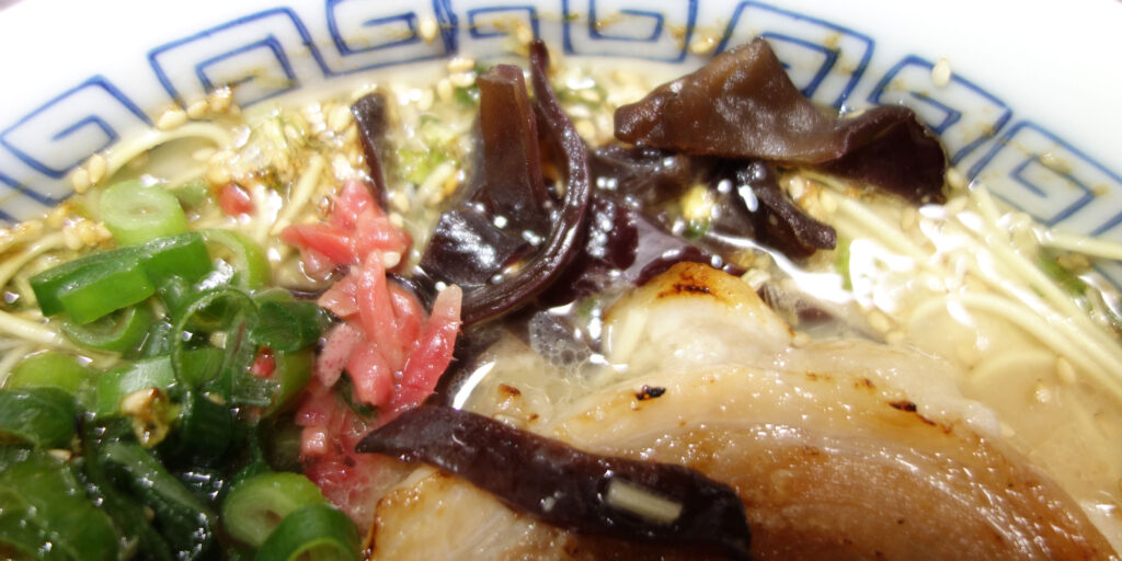 ラーメンの具材はチャーシュー、キクラゲ、ネギ、紅しょうが