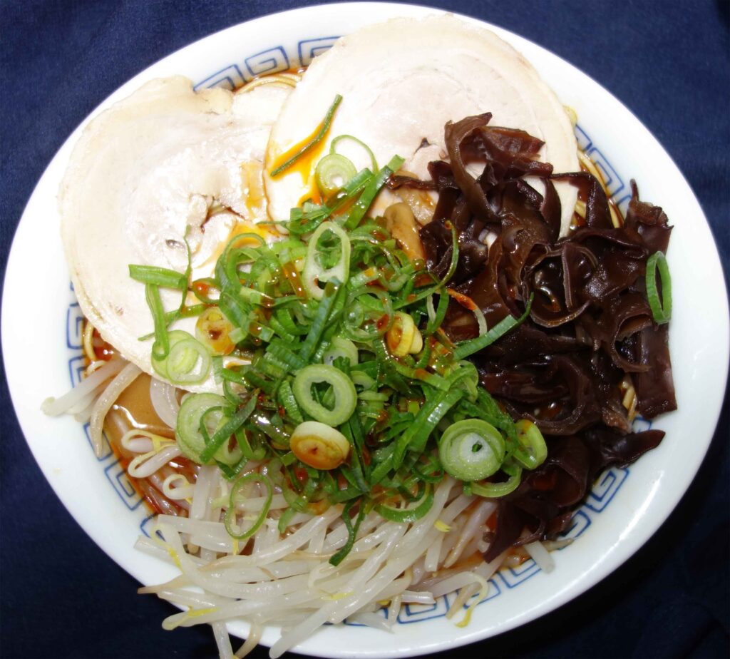 チャーシューやネギが乗ったラーメン