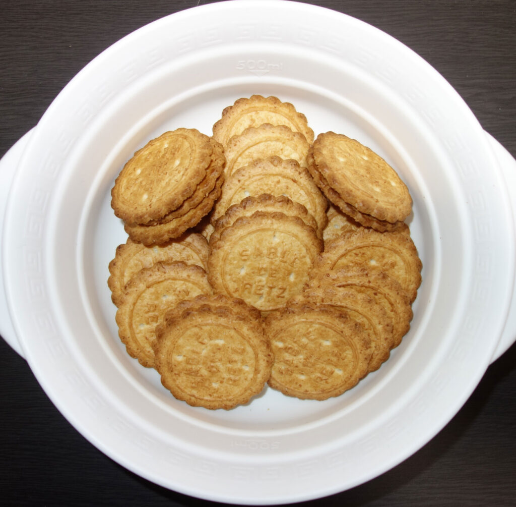 白い容器に入ったサブレクッキー