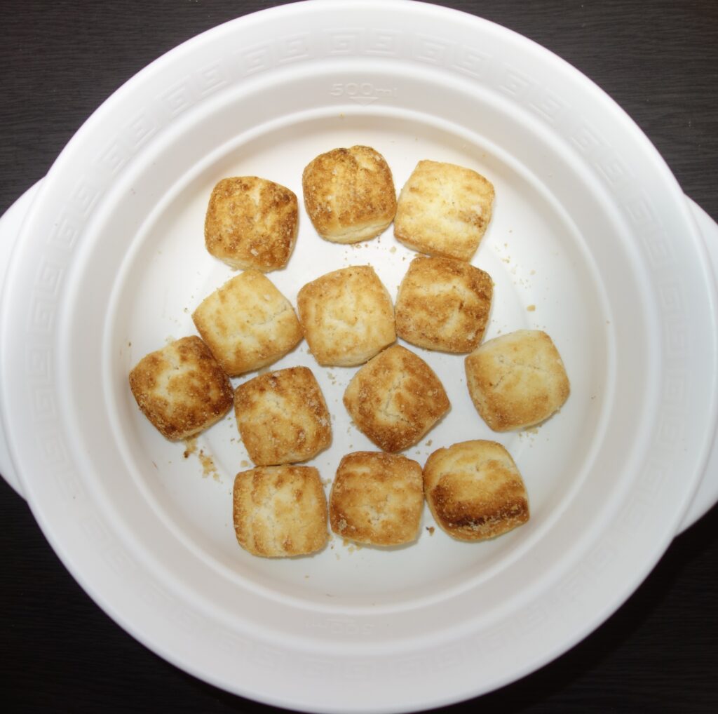 白い器に入った四角い焼き菓子(チーズショートブレッド)