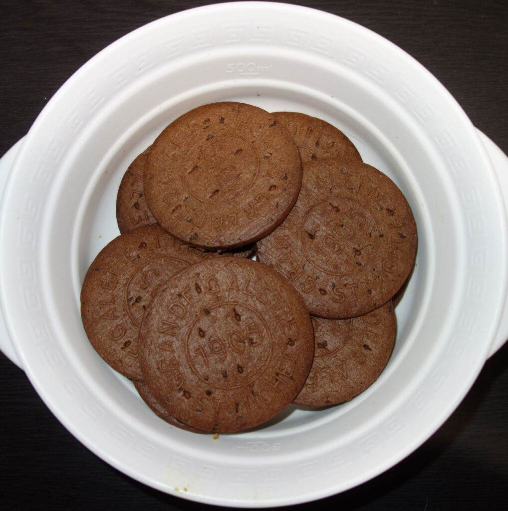 白い容器に入ったチョコレートクッキー