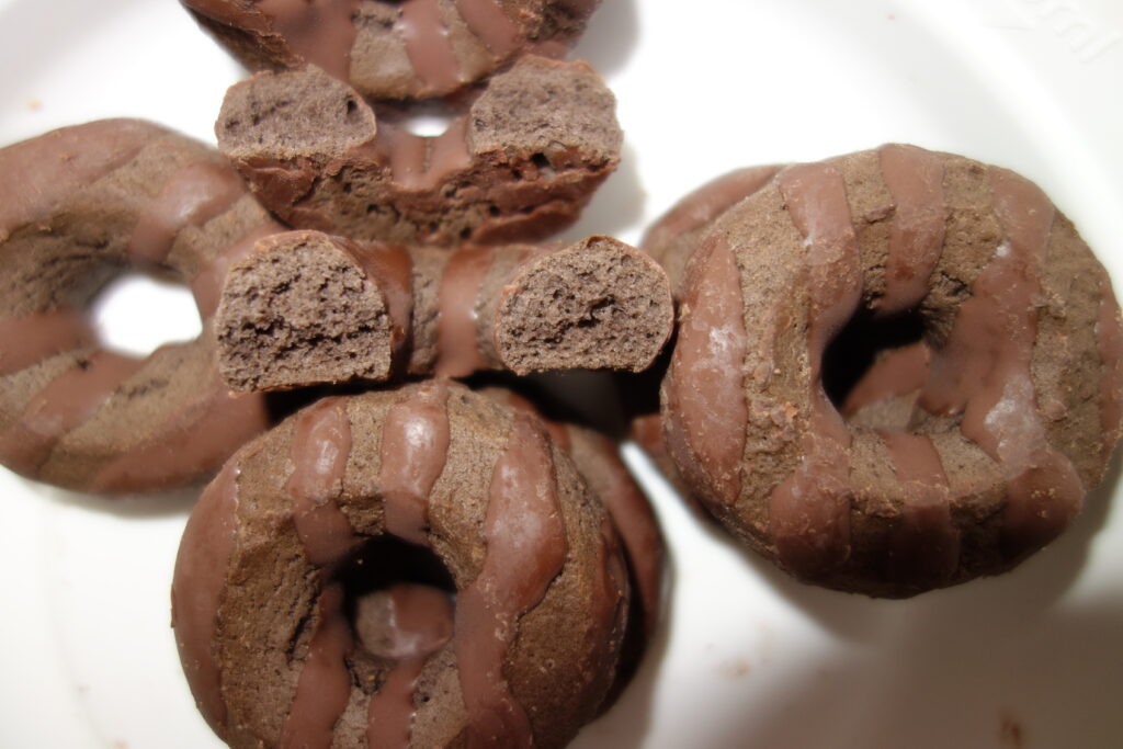 チョコレートでコーティングされたドーナツ