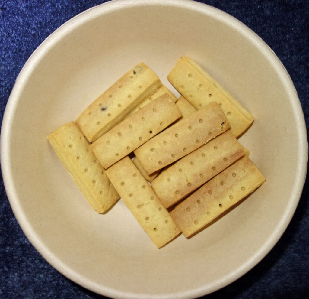 お皿に盛られた穴あきバランスパワーサクッとバニラ