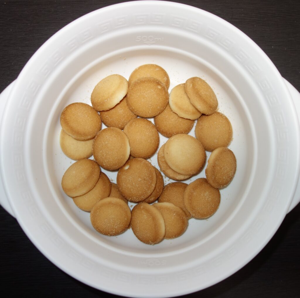 白い器に入った丸いシュガークッキー