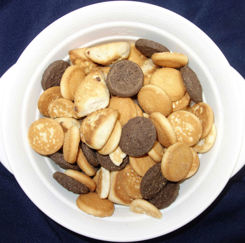 白い器に入った色々な種類のクッキー