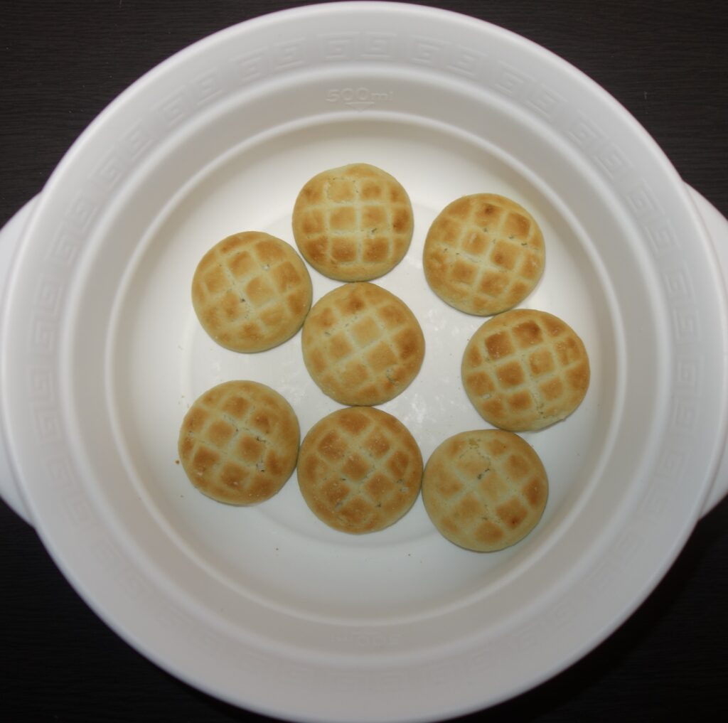 白い器に入った格子模様の丸いメロンクッキー