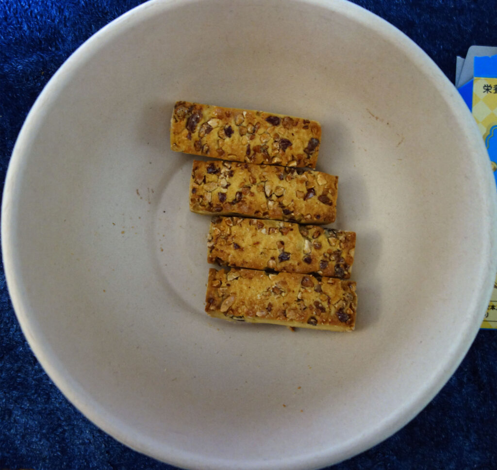 お皿に並んだナッツのクッキー