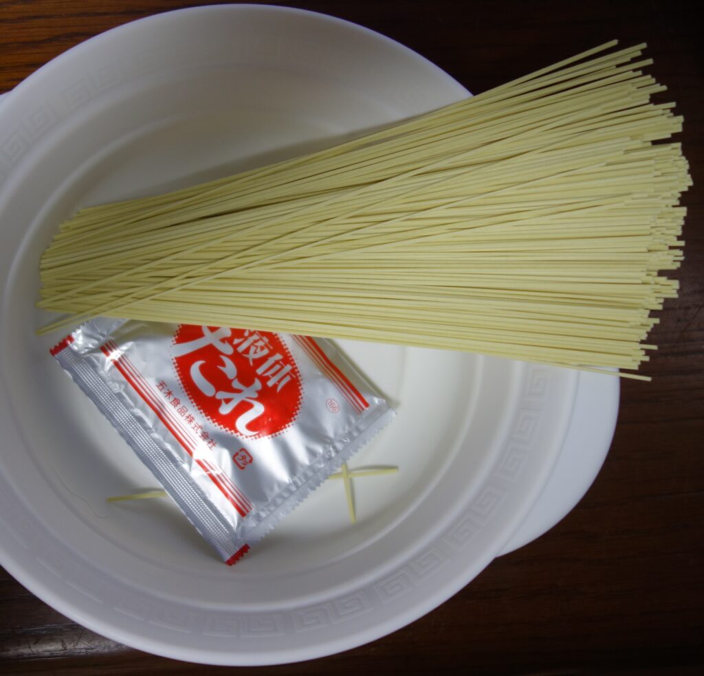 皿に入った棒状ラーメンとスープ
