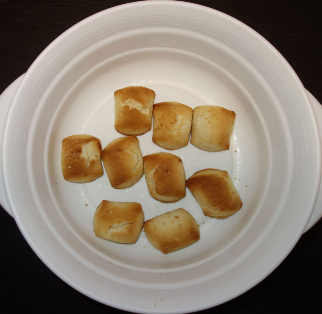 白い器に入った焼き色のついたパン