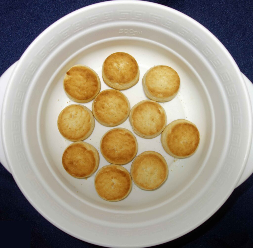 白い器に入ったオブセ牛乳焼きブレッド