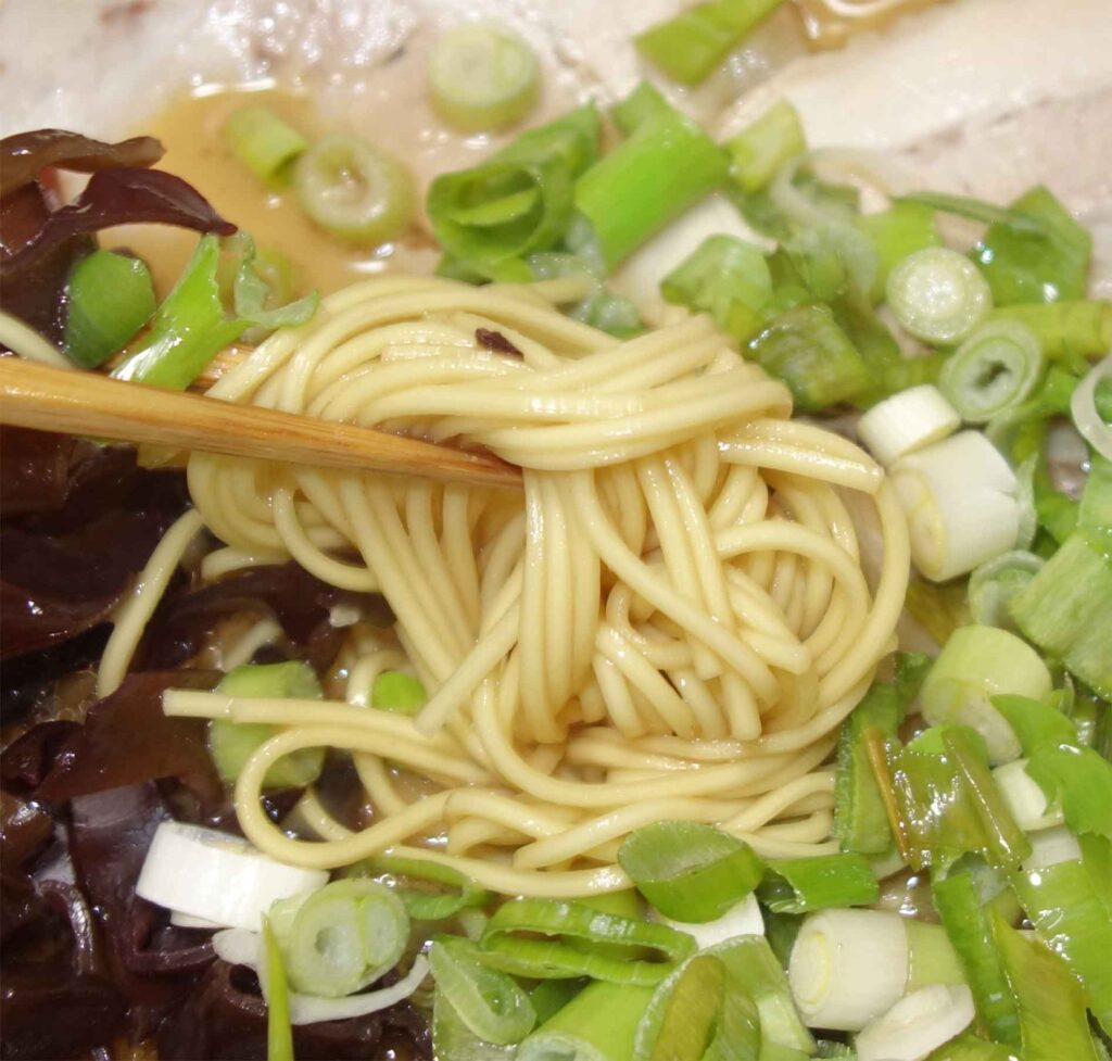 箸で持ち上げられたラーメン