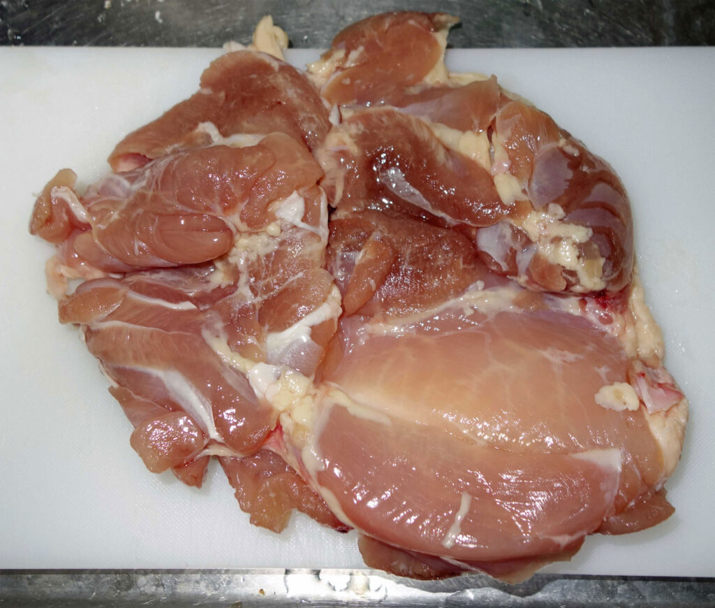 まな板の上の鶏もも肉