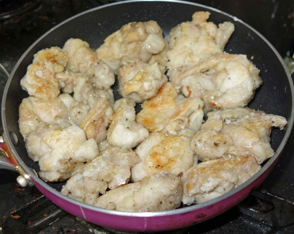 フライパンで鶏肉を焼いている様子