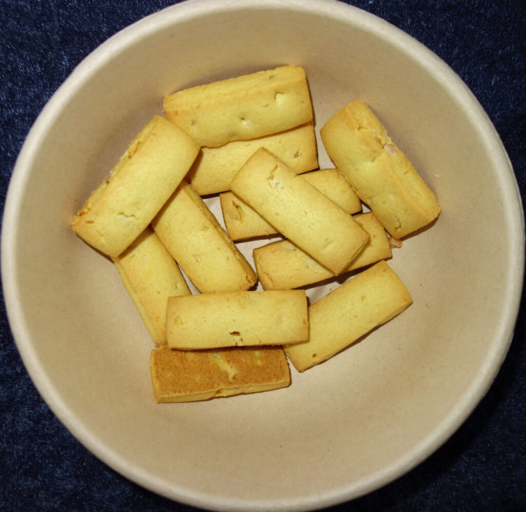 直径12㎝のお皿に入った長方形のバランスパワーマカダミア