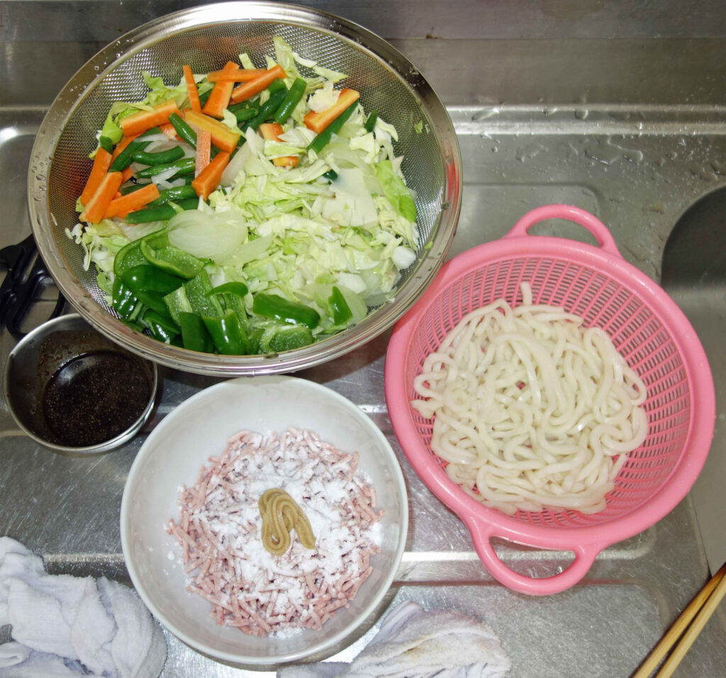野菜とひき肉とうどんの調理準備