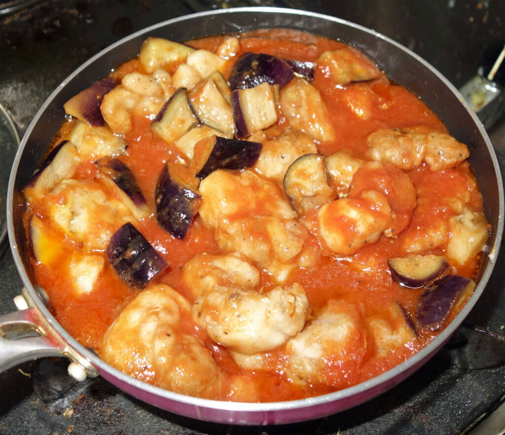 鶏肉となすとトマトソースの炒め物