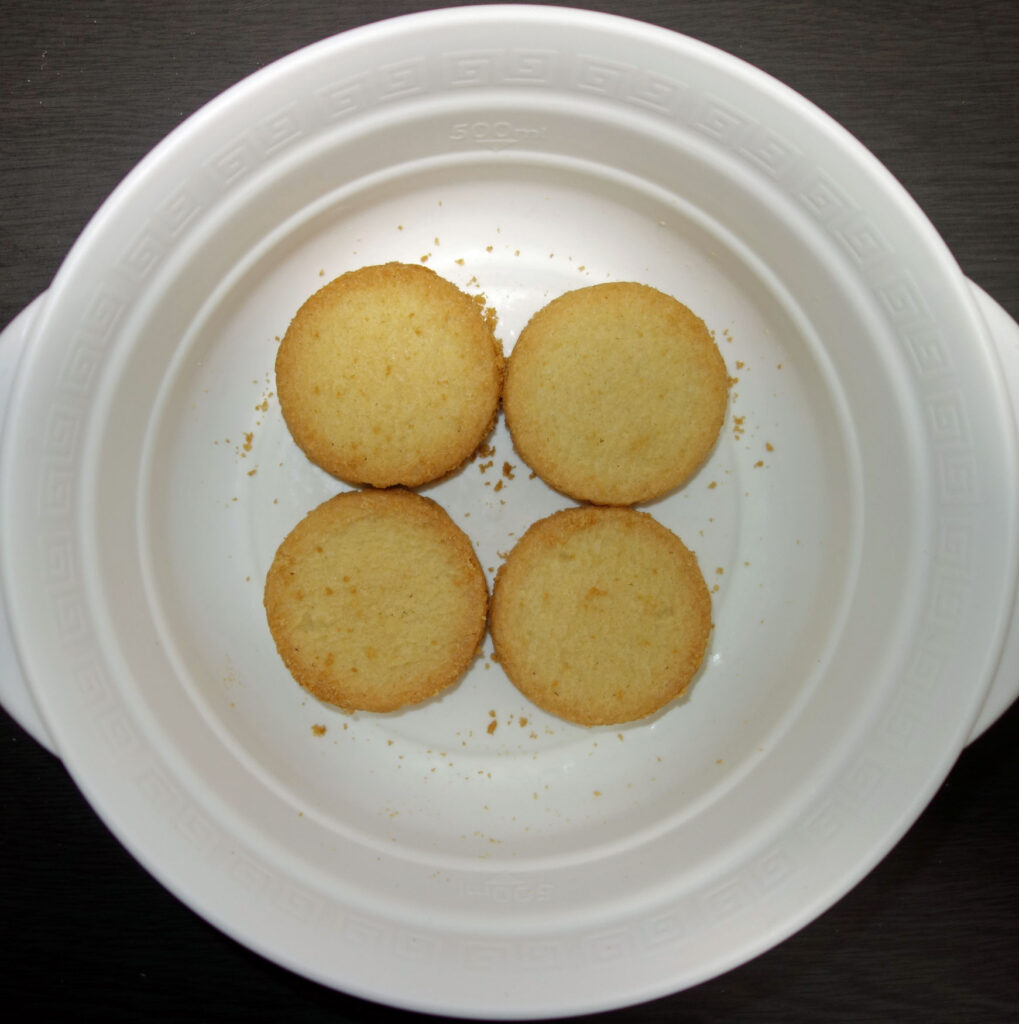 白い器に入った4つの丸いクッキー