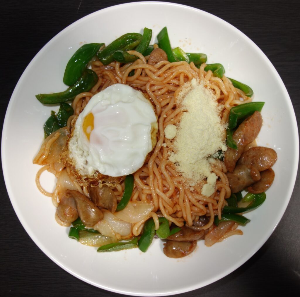 目玉焼きと粉チーズがのったナポリタン