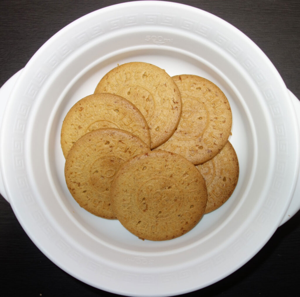 白い容器に入った丸いクッキー