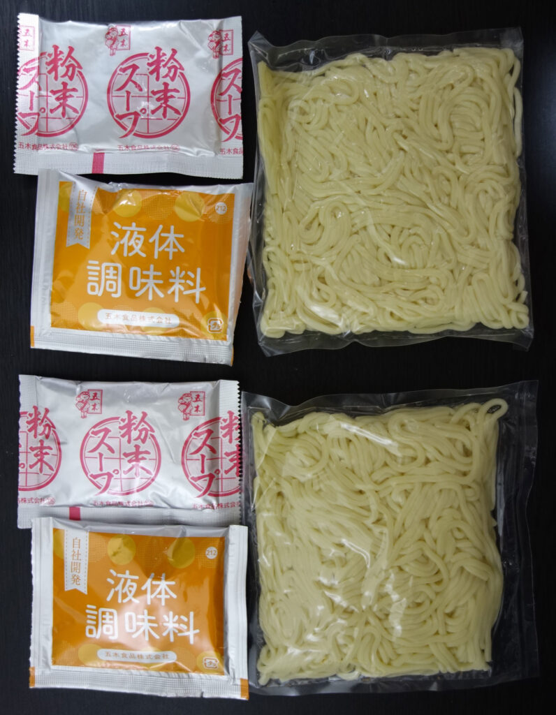 袋に入った麺と粉末スープ、液体調味料