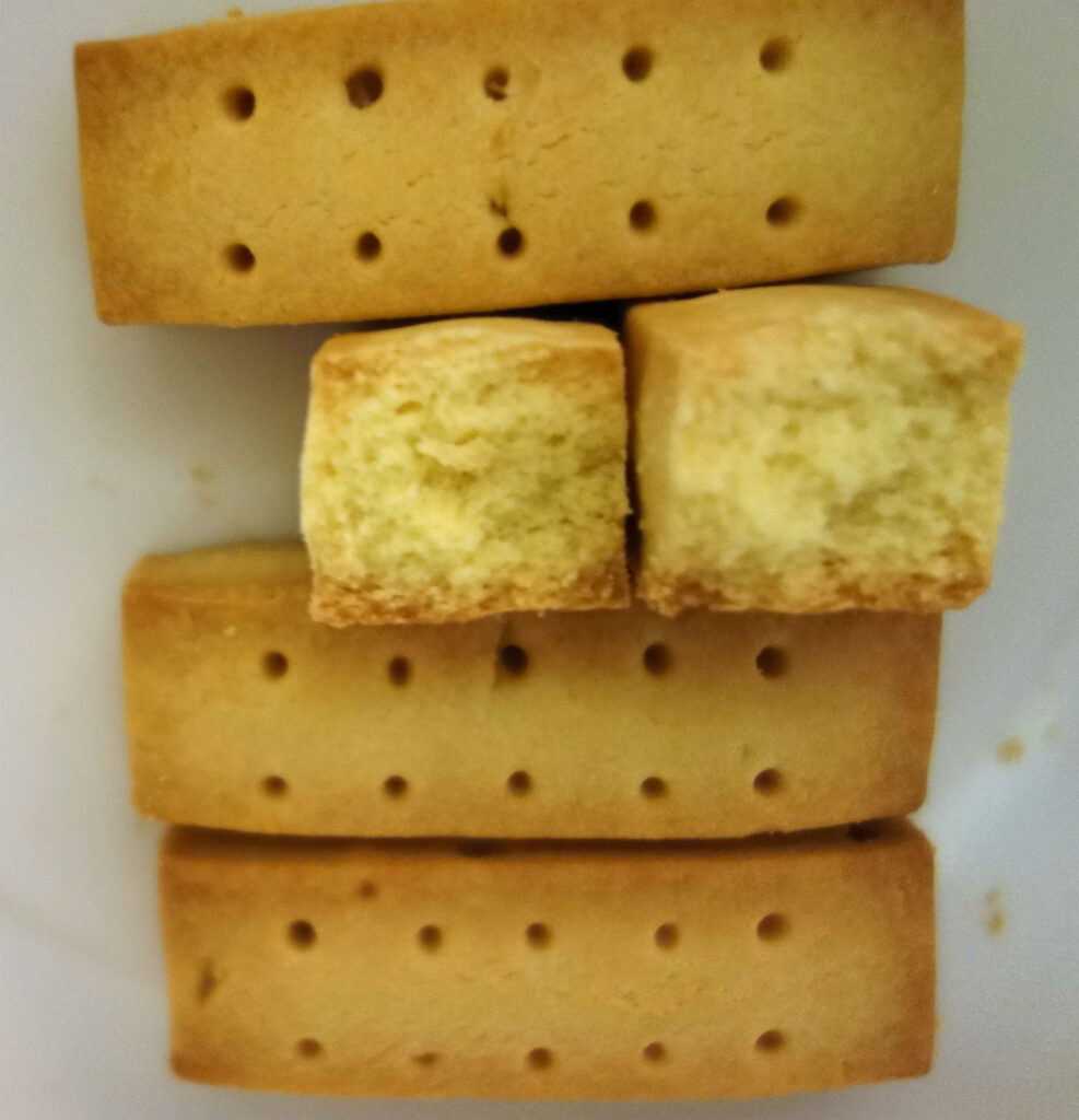 穴あき長方形と立方体の焼き菓子