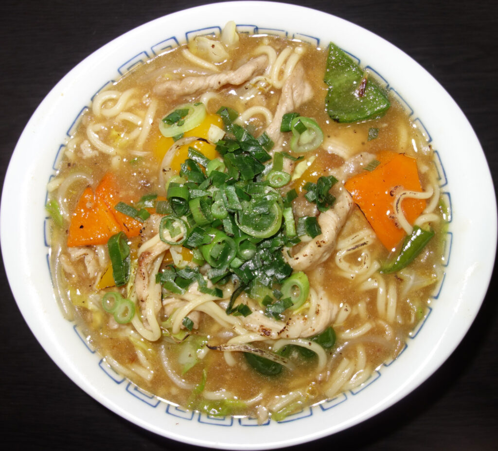 豚肉と野菜がたくさんのったラーメン