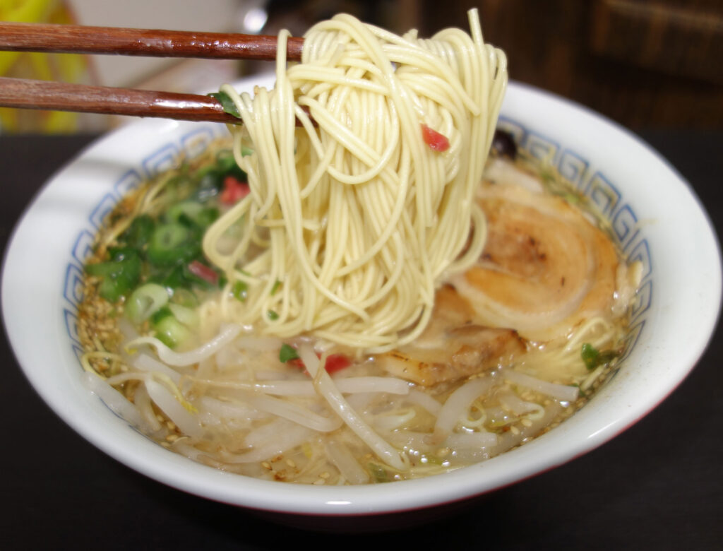 箸で持ち上げられたラーメン