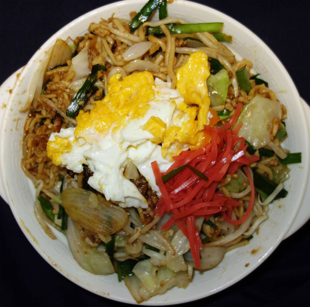 目玉焼きと紅しょうがが乗った焼きそば
