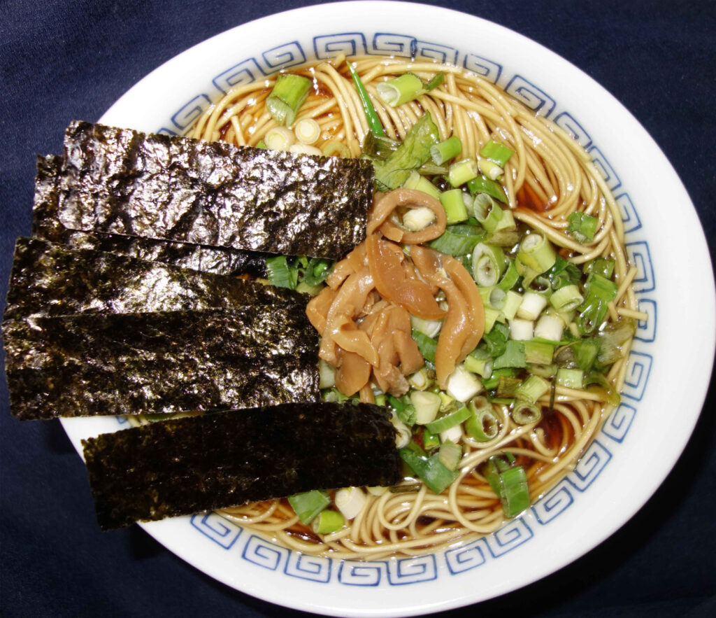 ネギとメンマと海苔がのった醤油ラーメン