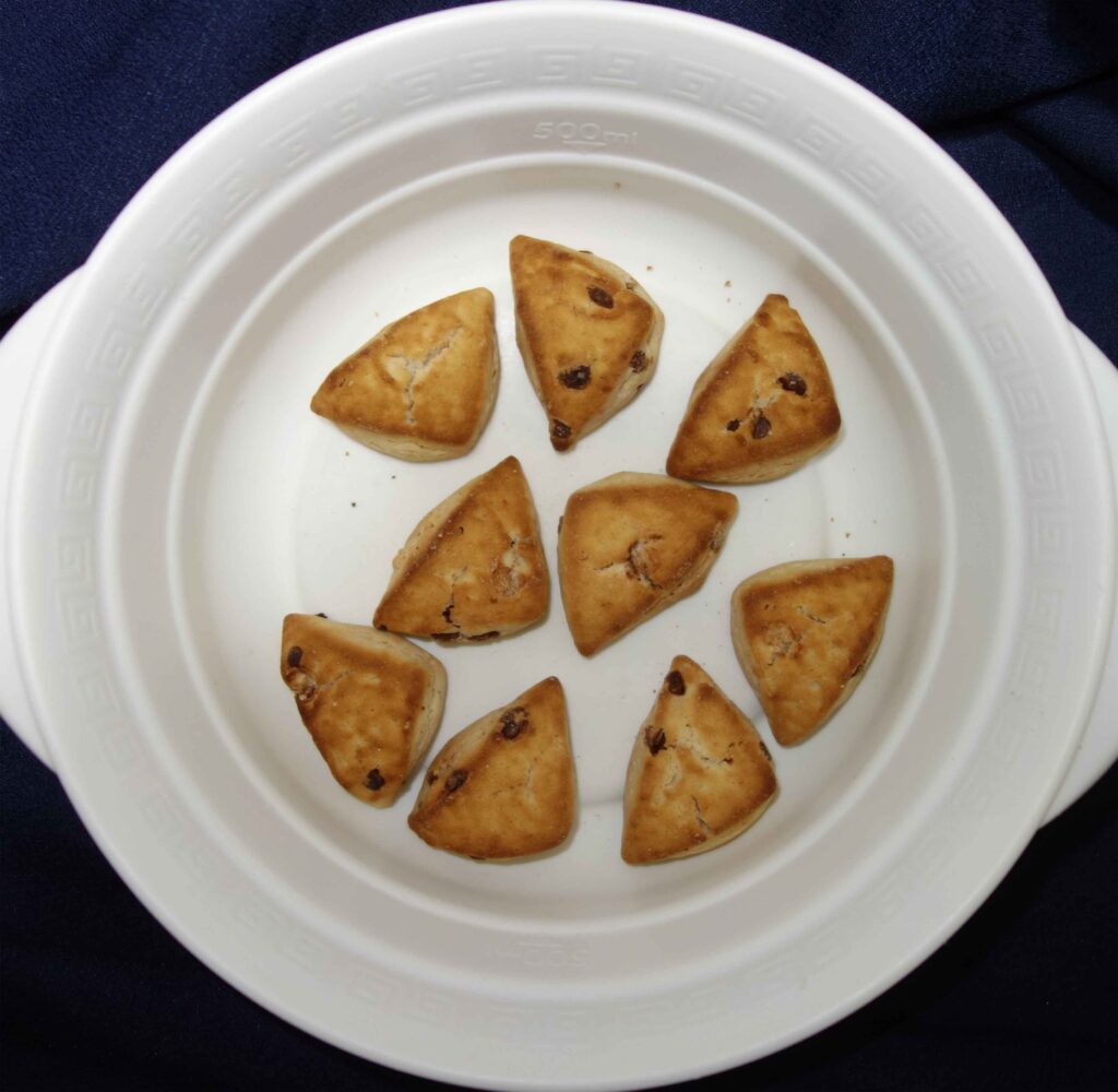 chokkei20cmの白い器に入ったチョコチップスコーン