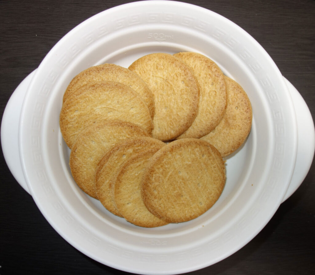 白い器に入った丸いクッキー