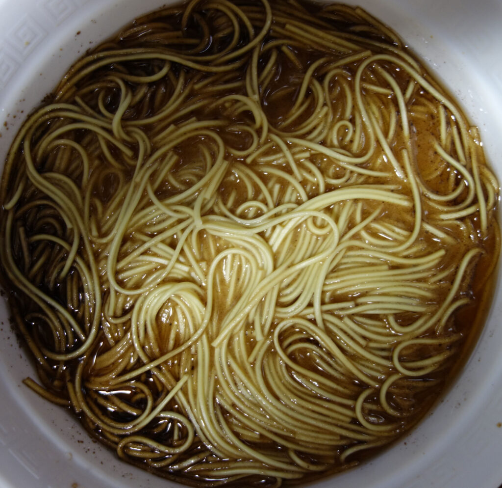 カップに入った醤油ラーメン